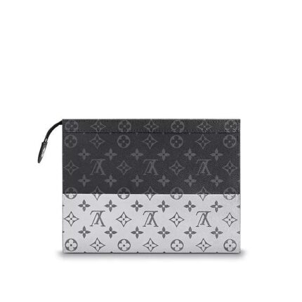the Split line by designer Kim Jones is a striking interpretation of the iconic Monogram pattern. This Pochette Voyage MM associates our traditional Monogram canvas with a silver version that screams future chic.DETAILED FEATURES27.0 x 21.0 x 3.0 cm(Length x heightx width)•10.6 x 8.3 x 2.0 inches•Monogram Eclipse Split coated canvas•Cowhide leather lining•Silver colored metallic pieces•Zip closing system•1 flat internal pocket•6 internal credit card slots
