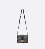 sans-serif; background-color: #f6f6f6;">The bag enhances the 30 Montaigne line with a timeless and elegant design crafted in blue Dior Oblique jacquard. The flap has an antique gold-finish metal CD clasp
