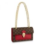 The Victoire chain bag pairs Monogram canvas with smooth colored leather for a sophisticated day-to-evening accessory. The golden clasp is modeled on the lock of classic Louis Vuitton luggage