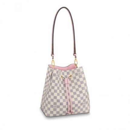 This limited edition of the NéoNoé bucket bag in Damier Azur canvas captures the very spirit of summer with its pastel leather trim and colorful coordinated lining. It will bring a sunny